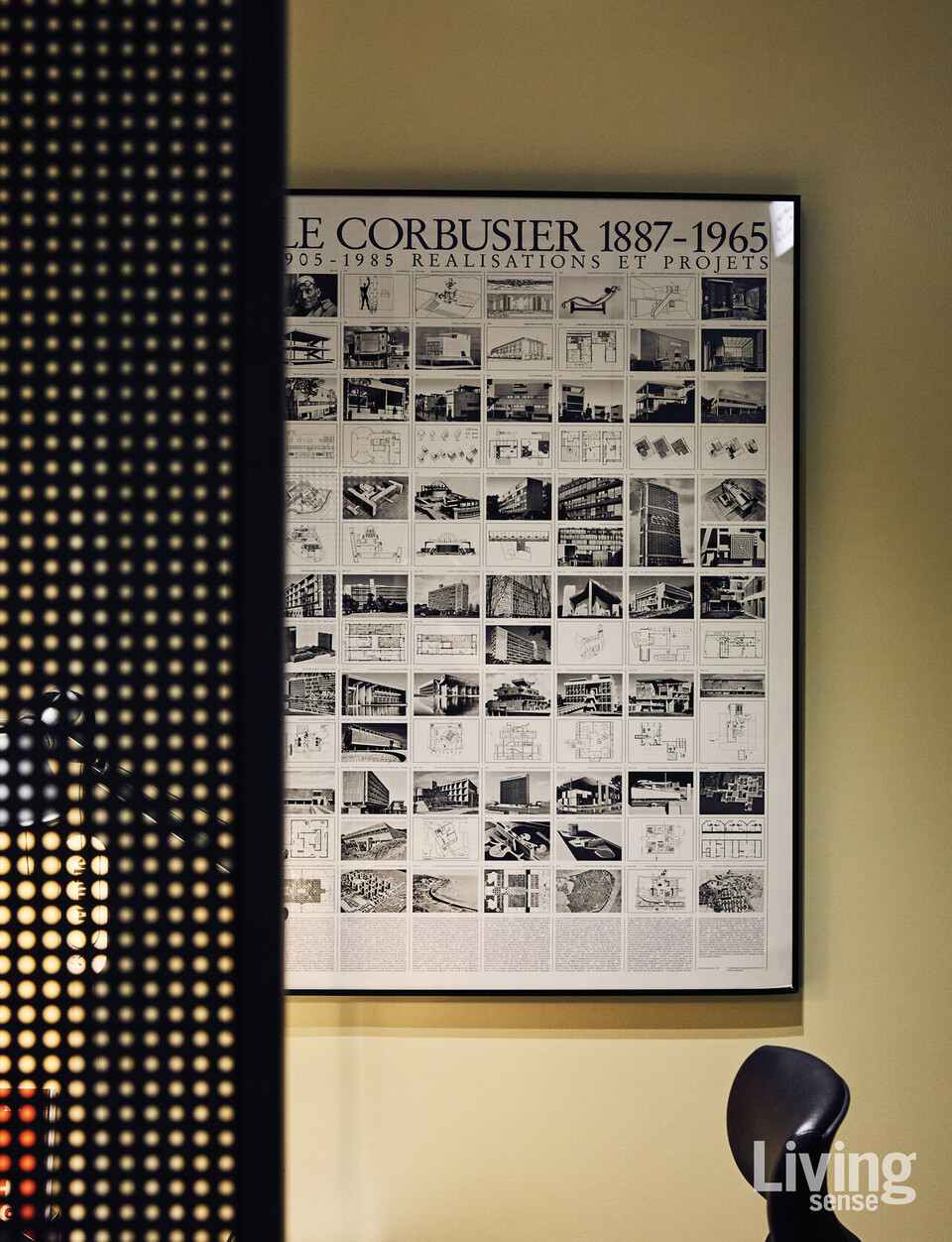 모션데스크와 오피스 체어는 모두 베이셀 제품으로, 인체공학적이고 쾌적한 작업 환경을 마련했다.