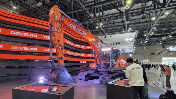 HD현대 부스에 전시된 HD현대인프라코어 신형 굴삭기 ‘디벨론 DX240’. / 사진=최동훈 기자