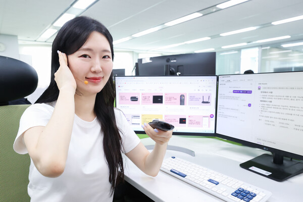 LG유플러스 직원이 리모컨 관련 상담을 소개하는 모습 / 사진 = LG유플러스