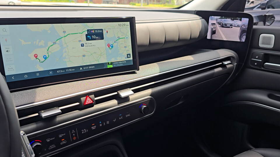 넥쏘의 루트 플래너 기능과 디지털 사이드 미러. / 사진=박성수 기자