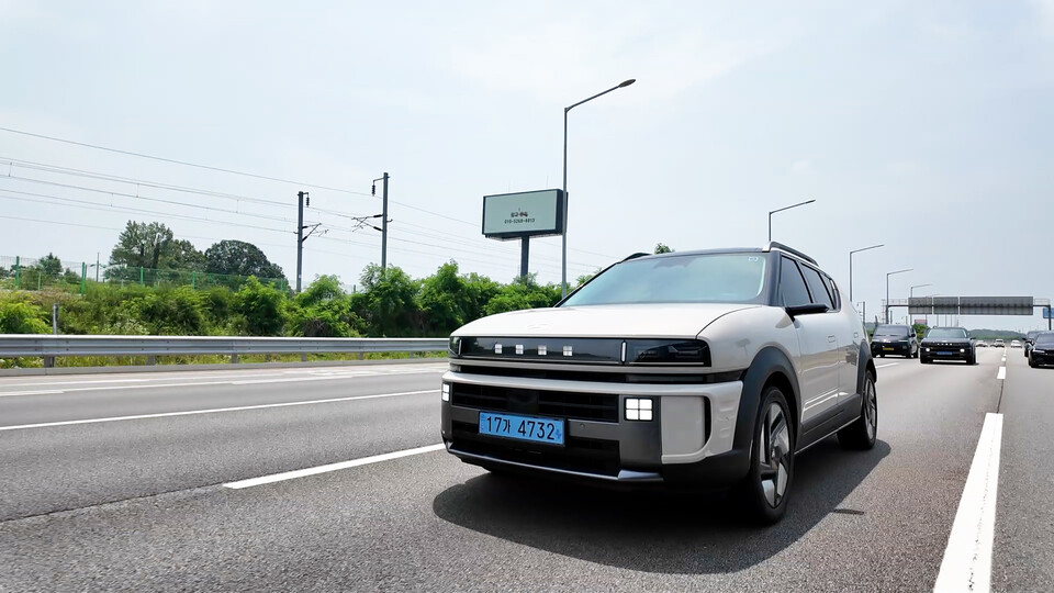 달리고 있는 신형 넥쏘. / 사진=현대자동차