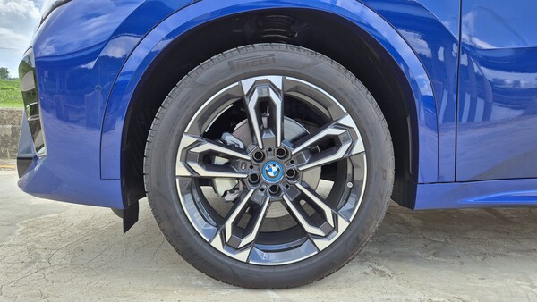 iX2에 장착된 피렐리 피제로 19인치 타이어. / 사진=최동훈 기자