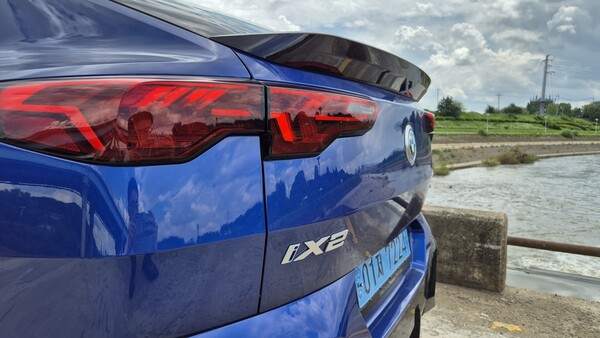 iX2의 테일 게이트 상단에 부착된 스포일러. / 사진=최동훈 기자