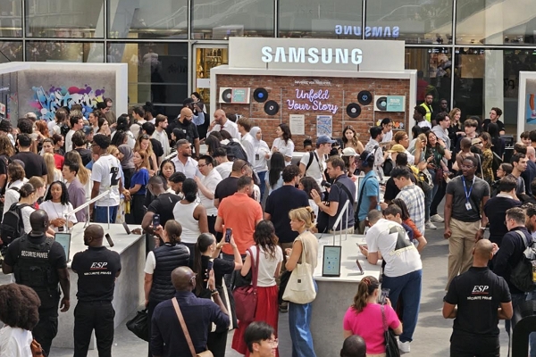 파리에서 전시된 '갤럭시Z폴드7·Z플립7'을 살펴보는 방문객들 / 사진=삼성전자