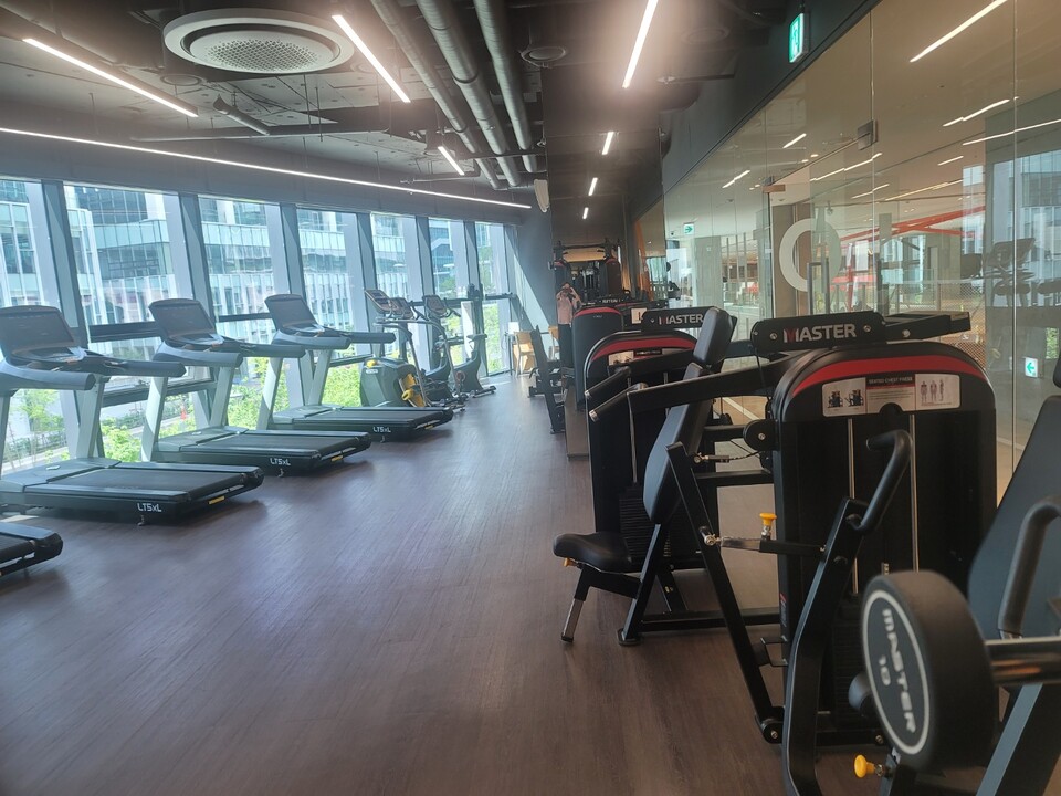 판교사옥 2층에 위치한 헬스장. 근무시간에도 자유롭게 이용할 수 있다. / 사진 = 송주영 기자