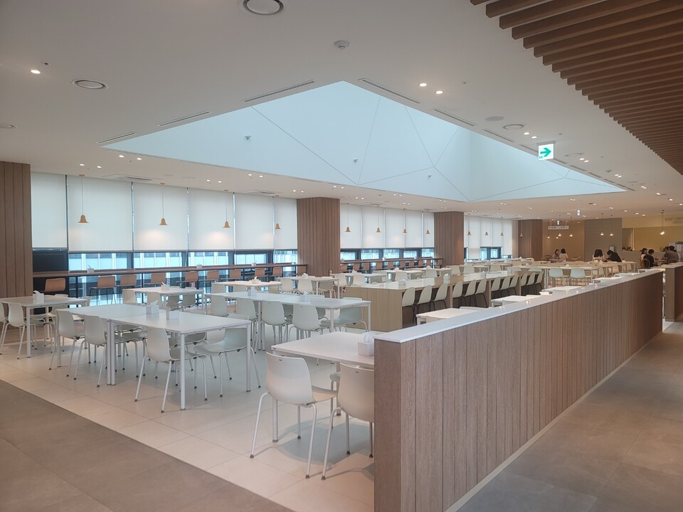 슈어소프트테크 식당. 통상 식당을 지하 1층에 두는 것과 달리 밖이 훤히 보이는 3층에 뒀다. / 사진 = 송주영 기자