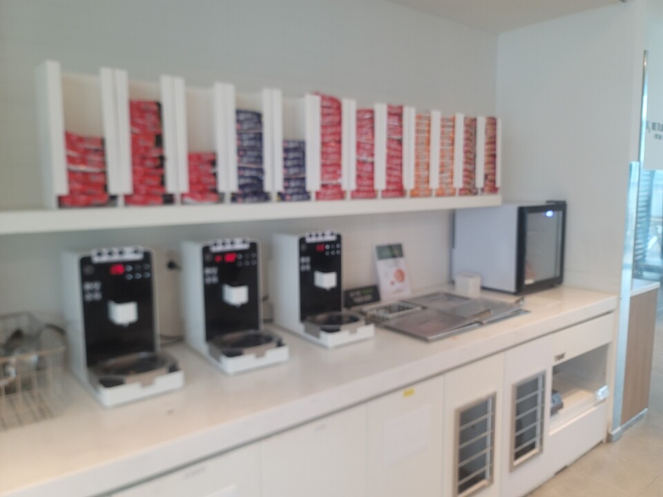 식당 안에는 라면 끓이는 기계와 떡볶이 밀키트 등이 구비됐다. / 사진 = 송주영 기자