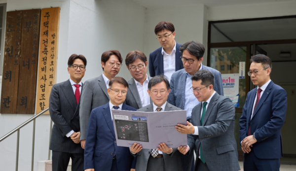 정경구 HDC현대산업개발 대표이사가 이달 중순 서울 서초구 방배동 방배신삼호 아파트를 찾아 시공권 확보를 위한 의지를 다졌다. / 사진=HDC현대산업개발