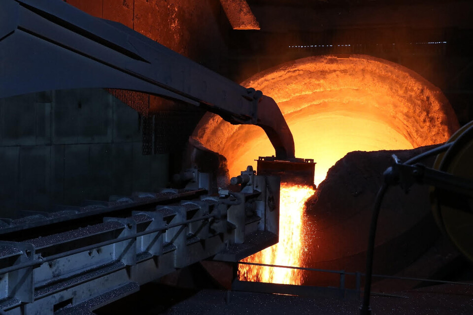 포항제철소 3제강공장 예비처리 설비(스키머)가 슬래그를 자동으로 제거하고 있다./사진=포스코