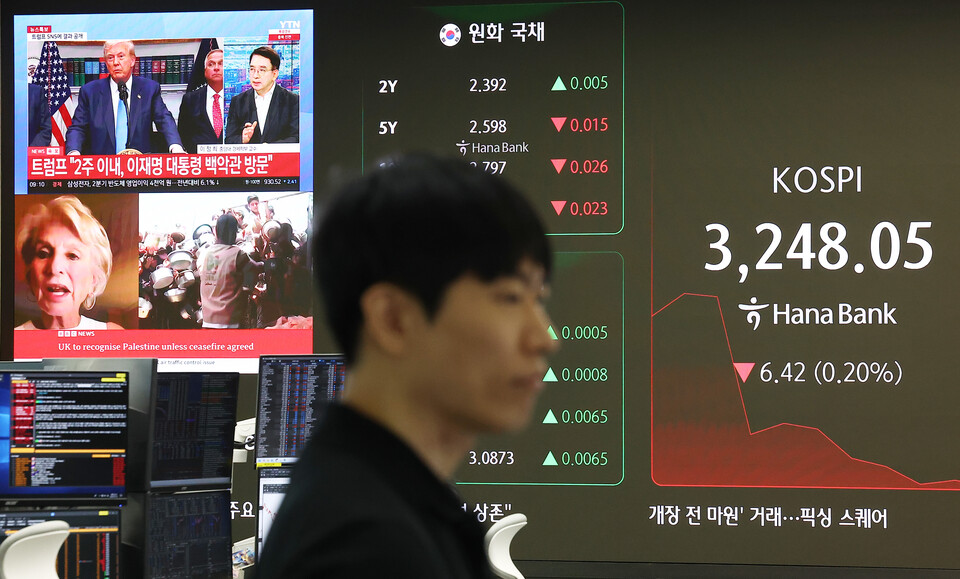 한미 무역 관세 협상이 타결된 31일 오전 서울 중구 하나은행 본점 딜링룸 현황판에 코스피 지수와 관세 관련 뉴스가 표시되고 있다. / 사진=연합뉴스