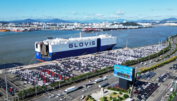 현대자동차 울산공장의 수출 선적 부두에 수출용 차량들이 도열돼 있다. / 사진=현대자동차