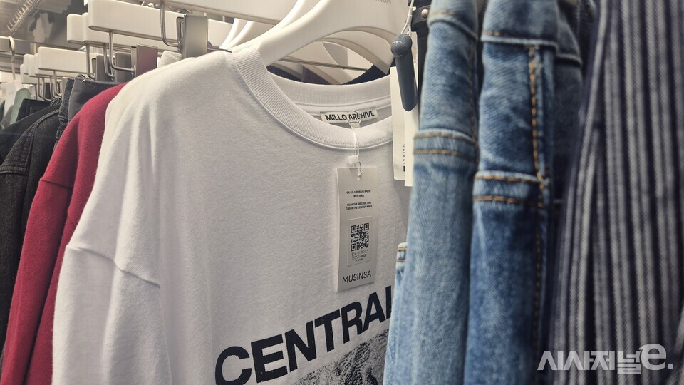 무신사는 상품마다 QR코드를 담아 온오프라인을 연계했다. / 사진=한다원 기자