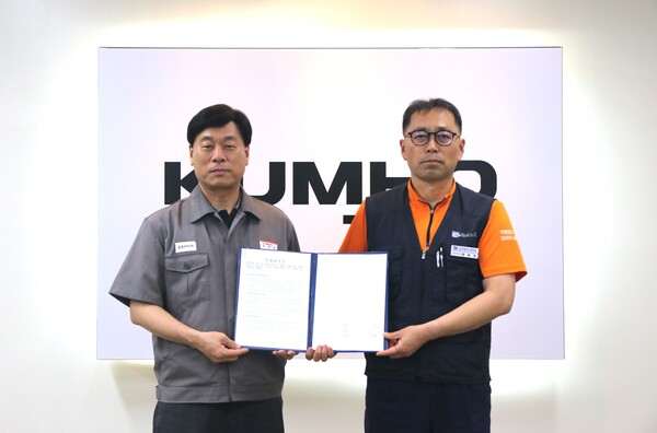 김명선 금호타이어 생산기술총괄 부사장(왼쪽)과 황용필 금호타이어지회 대표 지회장이 지난 30일 광주공장 재건, 함평 빛그린산단 신공장 설립에 관해 최종 합의한 후 기념 사진을 촬영하고 있다. / 사진=금호타이어