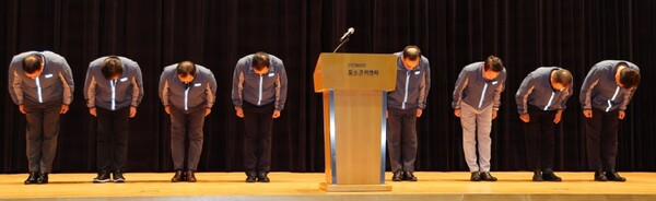 정희민 포스코이앤씨 사장이 지난달 29일 인천 송도 본사에서 연이은 현장 사망사고와 관련한 담화문 발표에 앞서 관계자들과 사과 인사하고 있다. / 사진=연합뉴스