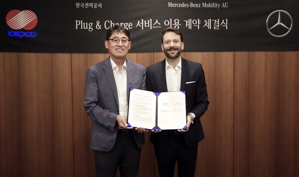 메르세데스-벤츠와 한국전력공사의 관계자들이 지난달 8일 서울시 중구 서울스퀘어에서 전기차 충전 편의 강화를 위한 플러그앤차지 체결식을 가진 후 기념 촬영하고 있다. 사진 왼쪽부터 이상원 한전 에너지신사업처 처장, 에릭 아우프리히트 메르세데스-벤츠 모빌리티 AG 아시아 및 호주 지역 공공 충전 서비스 부문 총괄 상무. / 사진=메르세데스-벤츠 코리아