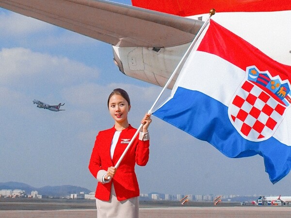 티웨이항공 직원이 지난해 5월 16일 크로아티아 자그레브행 노선 취항을 기념해 크로아티아 국기를 든 채 사진 촬영하고 있다. / 사진=인스타그램 캡처