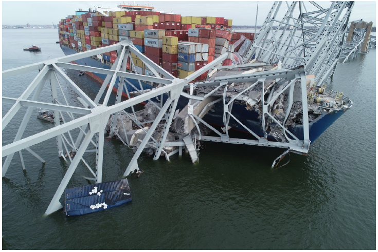 지난해 3월28일(현지시간) 미국 볼티모어항을 출항하던 컨테이너선 DALI호가 프랜시스 스콧 키 대교(Key Bridge)를 들이받은 직후의 모습. 선박 갑판과 강물 위에 붕괴된 교량 구조물이 널브러져 있다. / 사진 = 미국 국가교통안전위원회(NTSB) ‘Safeguarding Bridges from Vessel Strikes’ 보고서 갈무리