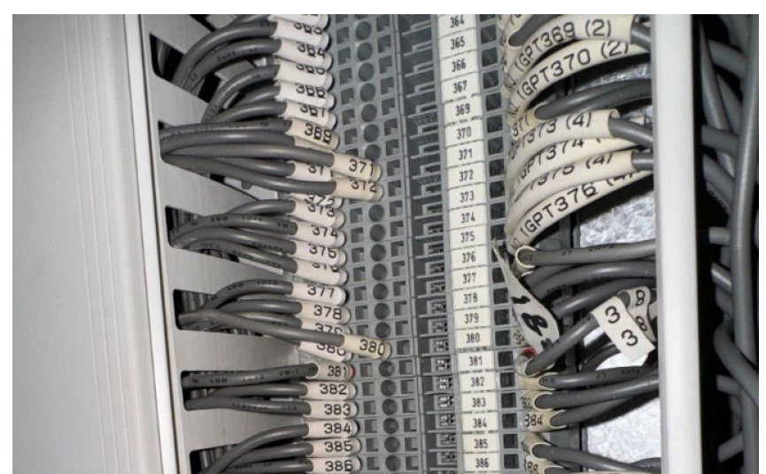 DALI호 사고 관련 NTSB 보고서에 수록된 터미널 블록(스위치보드 내 연결 단자 장치) 내부 배선 상태. 각 신호선 끝단에는 라벨링 밴드(labeling band)가 부착돼 있으며, 케이블들은 케이지 클램프(cage clamp) 방식의 단자 블록에 삽입돼 있다. / 사진=미국 펜실베이니아 동부지방법원 제출 소장 갈무리.