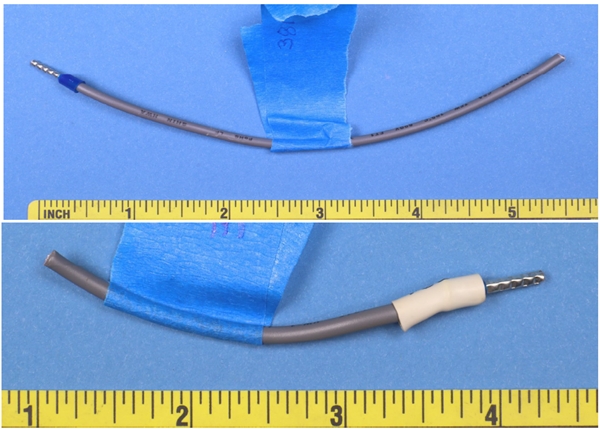 접점 불량 원인으로 지목된 신호선 단자부 외형. ​​​​​​​​​​​​​​위는 ferrule 단자 끝까지 와이어가 밀착된 3번 신호선, 아래는 labeling band(회색) 간섭으로 충분히 삽입되지 못한 1번 신호선. NTSB는 이러한 삽입 깊이 차이가 접촉 불량을 야기해 정전과 충돌로 이어졌다고 판단했다. / 사진 = NTSB 보고서 갈무리