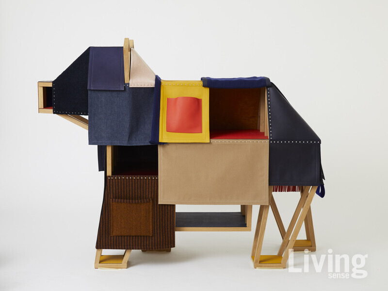 Bear shelves in canvas and leather /©Hermès