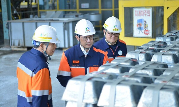 최윤범 고려아연 회장이 온산제련소 내 안티모니 공장을 방문해 생산제품을 둘러보고 있다. /사진=고려아연