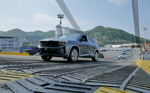 르노코리아 인기 모델인 그랑 콜레오스가 중남미 수출을 위해 수송선으로 옮겨지고 있다. / 사진=르노코리아