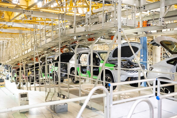 르노코리아가 부산공장에 전기차 혼류 생산을 위해 신규 설치한 차량 이동 장치 섀시 행거(Chassis Hanger)가 작동하고 있다. / 사진=르노코리아