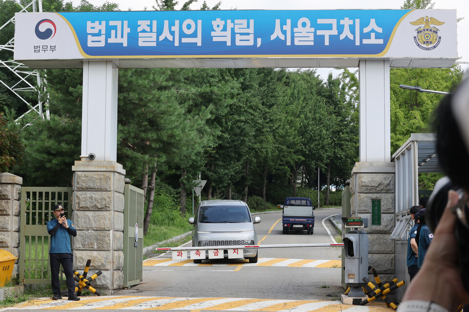 김건희 여사 관련 의혹을 수사하는 민중기 특별검사팀이 7일 윤석열 전 대통령의 체포에 실패한 뒤 경기도 의왕시 서울구치소를 나서고 있다. / 사진=연합뉴스