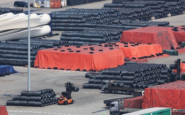 경기도 평택항에 철강 제품이 쌓여 있다. / 사진=연합뉴스