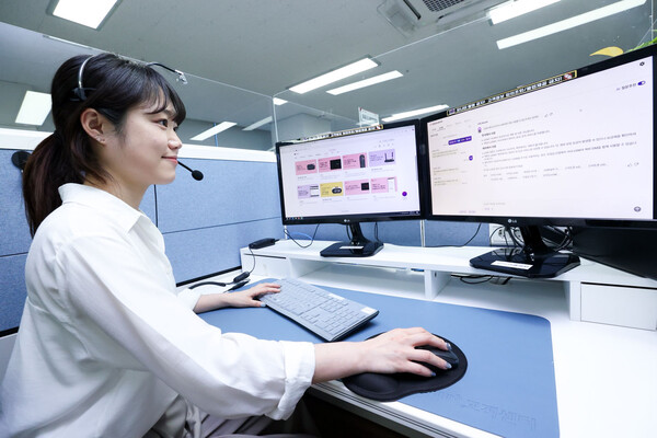 LG유플러스 상담사가 고객 문의에 응대하고 있는 모습. / 사진 = LG유플러스