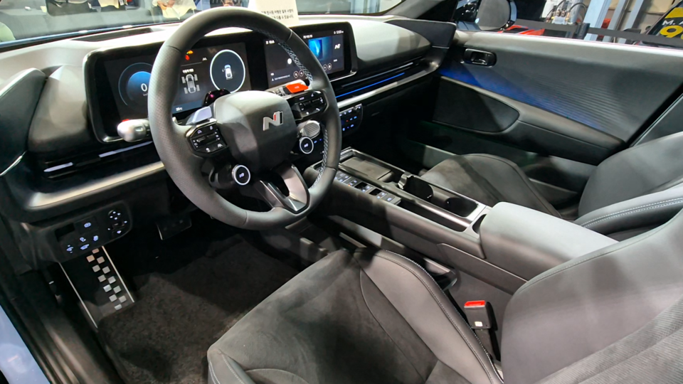 다양한 기능을 설정할 수 있는 아이오닉6 N 실내. / 사진=최동훈 기자