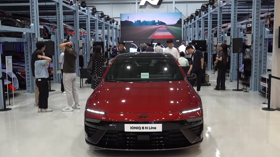 함께 전시 된 아이오닉6 N 라인. / 사진=최동훈 기자