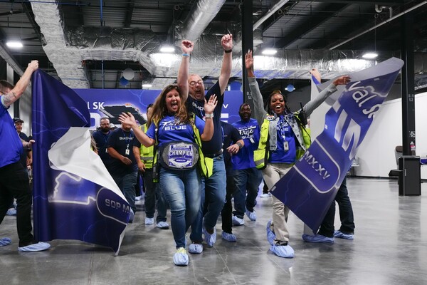 19일(현지시간) 블루오벌SK 직원들이 첫 배터리 납품 기념 행사에 참석했다. / 사진=블루오벌SK