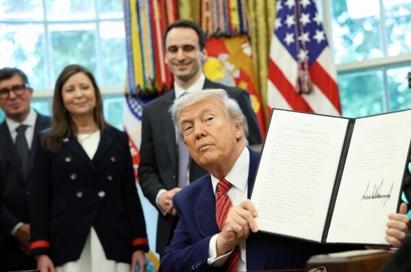 원전 확대 행정명령 서명한 트럼프 대통령. /사진=연합뉴스