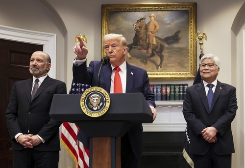 도널드 트럼프 미국 대통령과 웨이저자 TSMC 회장(오른쪽), 하워드 러트닉 상무장관 / =사진 연합뉴스.