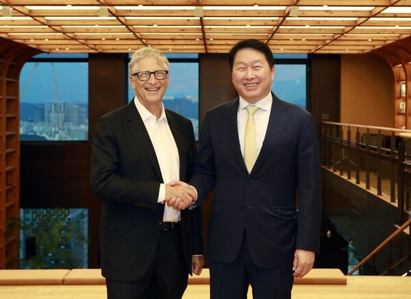 최태원 SK그룹 회장이 21일 빌 게이츠 게이츠재단 이사장과 만나 소형모듈원전(SMR), 백신 등 에너지 및 바이오 사업 분야에서 사업협력과 전략적 파트너십을 한층 강화하기로 했다. / 사진=SK