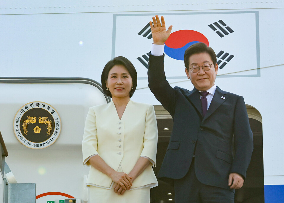 이재명 대통령과 김혜경 여사가 미국과 일본 방문을 위해 떠나고 있다. / 사진=연합뉴스