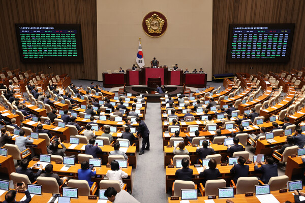국회가 24일 서울 여의도 국회의사당에서 본회의를 개최하고 노동조합 및 노동관계조정법 일부개정법률안에 대한 표결을 진행하고 있다. / 사진=연합뉴스