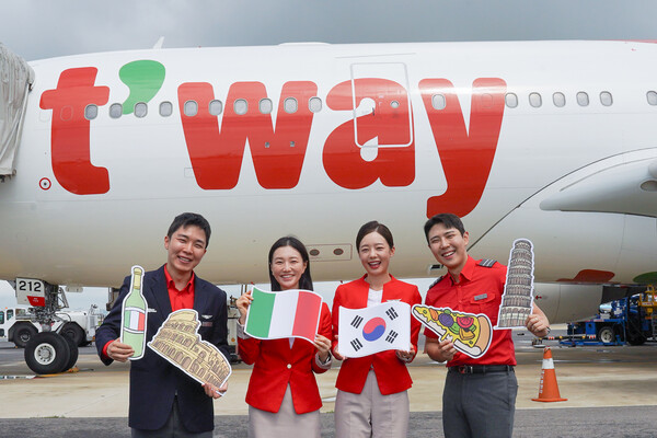 티웨이항공 관계자들이 이탈리아와 관련된 홍보 도구를 들고 사진 촬영하고 있다. / 사진=티웨이항공