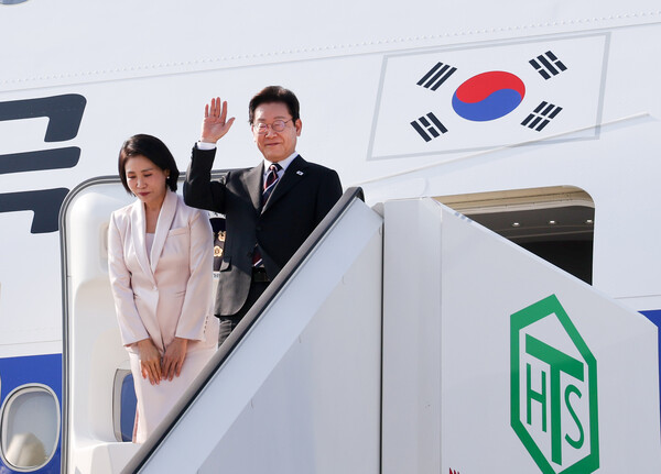 이재명 대통령과 김혜경 여사가 24일 일본 도쿄 하네다공항에서 한미 정상회담 참석을 위해 미국 워싱턴DC로 이동하기 앞서 인사하고 있다. / 사진=연합뉴스