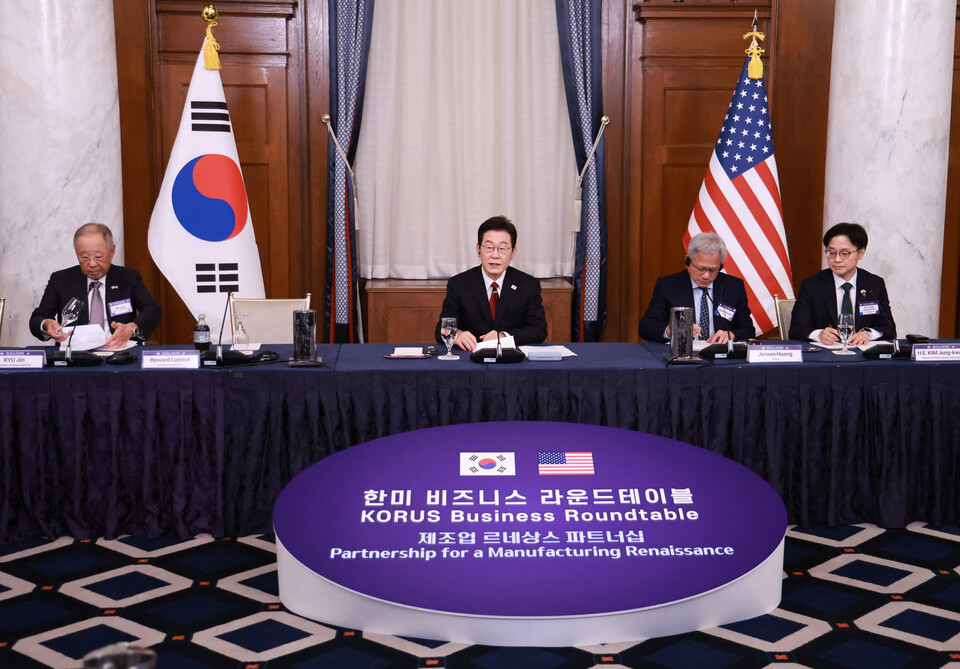 이재명 대통령이 25일(현지시간) 미국 워싱턴DC 윌라드 호텔에서 열린 한미 비즈니스 라운드 테이블에서 기조연설을 하고 있다. 왼쪽부터 류진 한경협 회장, 이 대통령, 젠슨 황 엔비디아 최고경영자, 김정관 산자부 장관. / 사진=연합뉴스