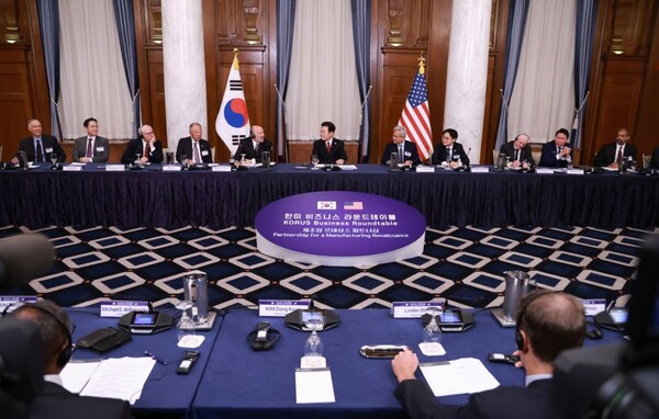 이재명 대통령이 25일(현지시간) 미국 워싱턴DC 윌라드 호텔에서 열린 한미 비즈니스 라운드 테이블에서 러트닉 미국 상무장관의 발언을 듣고 있다. / 사진=연합뉴스