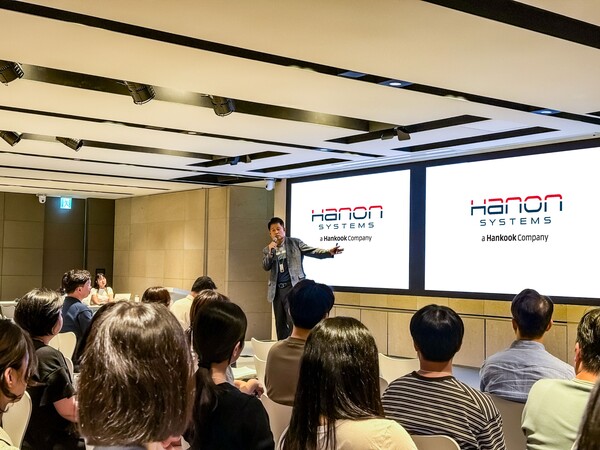 이수일 한온시스템 대표이사(부회장)가 지난 5~6월에 걸쳐 전국 사업장에서 순차 진행한 사내 소통 플랫폼 프로액티브 콘서트에 참석해 발표하고 있다. / 사진=한온시스템