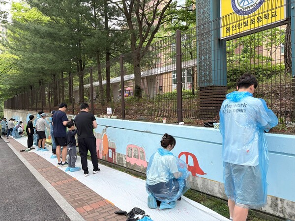 한국타이어, 한온시스템 등 한국앤컴퍼니그룹 계열사 임직원들이 지난 5월 17일 용인 소재 초등학교에서 벽화 그리기 봉사활동을 함께 실시하고 있다. / 사진=한국앤컴퍼니그룹