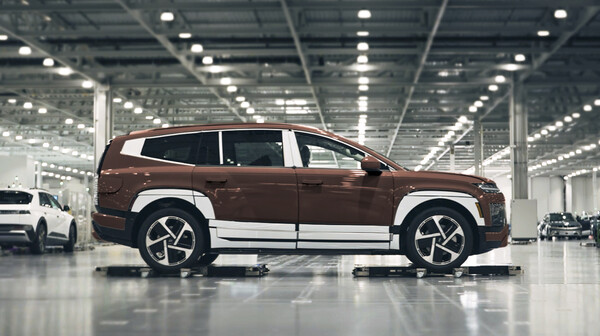 현대위아가 미국 조지아 소재 신공장 HMGMA에 공급한 자율주행 운반로봇(AMR)이 실내에서 완성차를 운송하고 있다. / 사진=현대자동차그룹