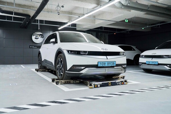 현대위아가 개발한 주차로봇이 서울 성동구 소재 빌딩 팩토리얼 성수에 투입돼 차량을 자동 주차하고 있다. / 사진=현대위아