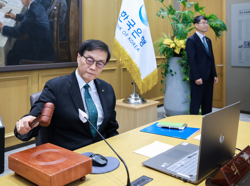 이창용 한국은행 총재가 28일 오전 서울 중구 한국은행에서 열린 금융통화위원회 본회의에 참석해 의사봉을 두드리고 있다. / 사진=한국은행