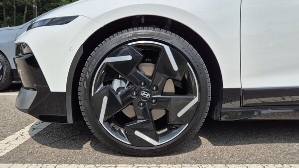 더 뉴 아이오닉6에 선택 사양으로 제공된 피렐리 피제로 20인치 타이어가 장착됐다. / 사진=최동훈 기자