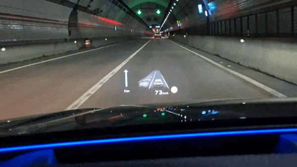 A5의 헤드업 디스플레이에 각종 운행정보가 표시되고 있다. / 영상=최동훈 기자