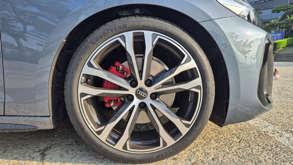 A5 40 TFSI 콰트로 모델에 장착된 굿이어 이글 F1 슈퍼스포츠 20인치 타이어. / 사진=최동훈 기자